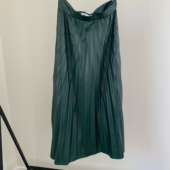 Zara pleated skirt - Picture 2 of 4